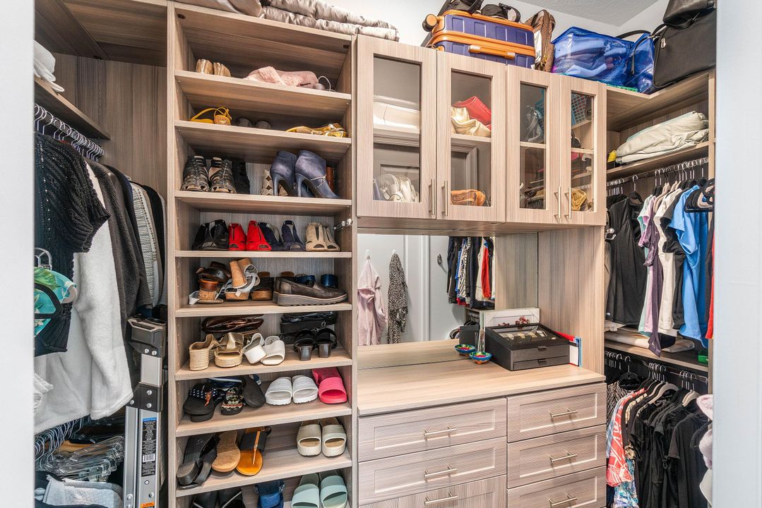 For Sale: $1,049,000 (3 beds, 3 baths, 2309 Square Feet)