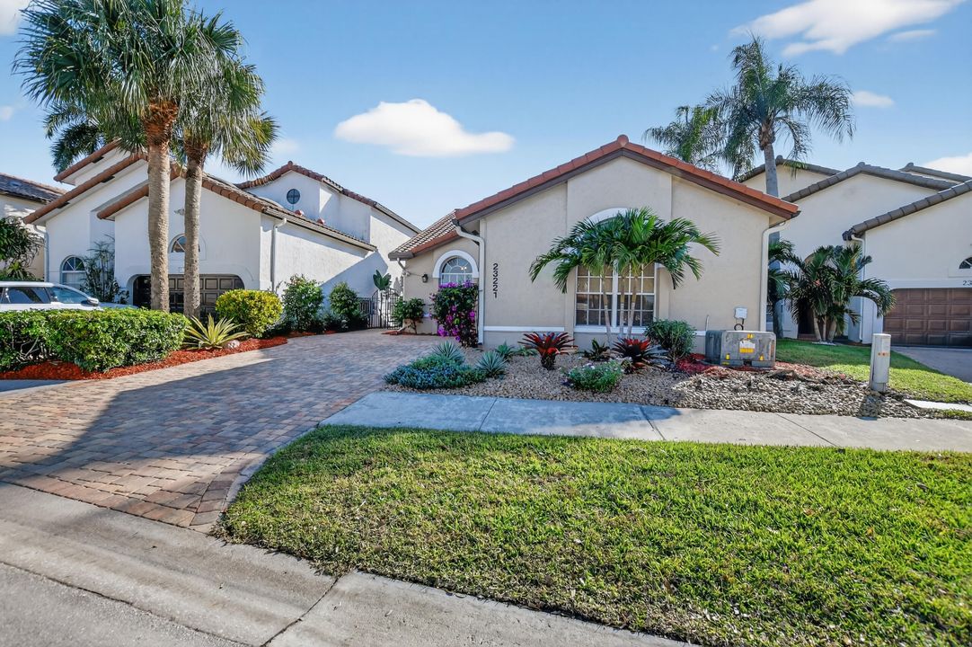 待售: $680,000 (2 贝兹, 2 浴室, 1977 平方英尺)