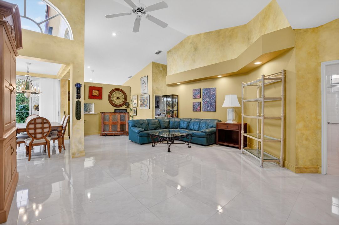 待售: $680,000 (2 贝兹, 2 浴室, 1977 平方英尺)