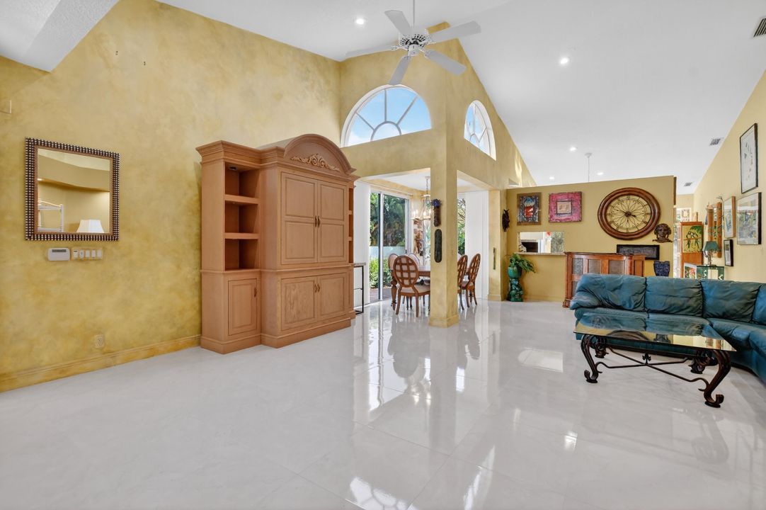 待售: $680,000 (2 贝兹, 2 浴室, 1977 平方英尺)