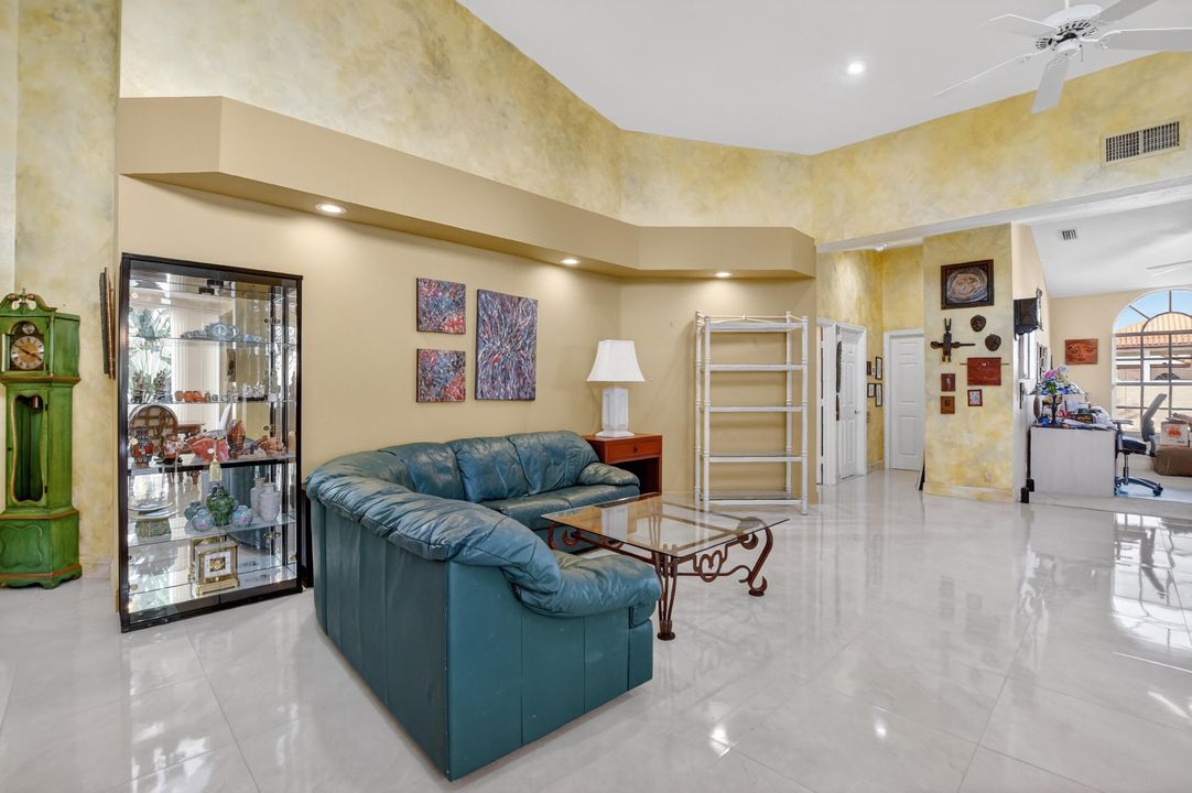 待售: $680,000 (2 贝兹, 2 浴室, 1977 平方英尺)