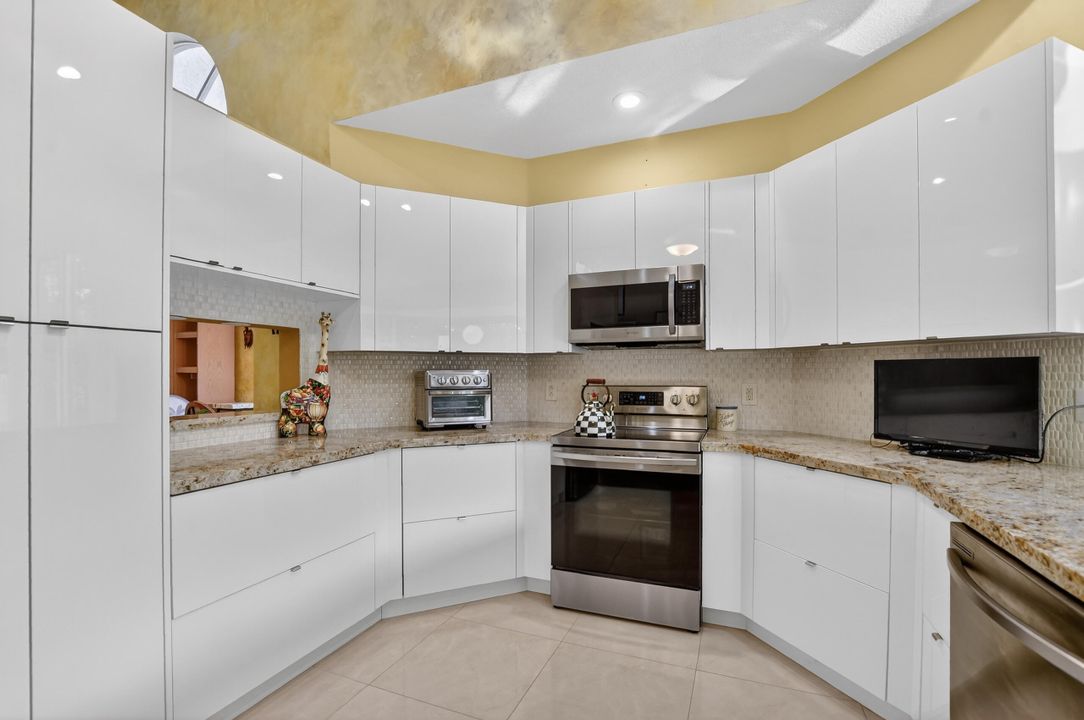 待售: $680,000 (2 贝兹, 2 浴室, 1977 平方英尺)