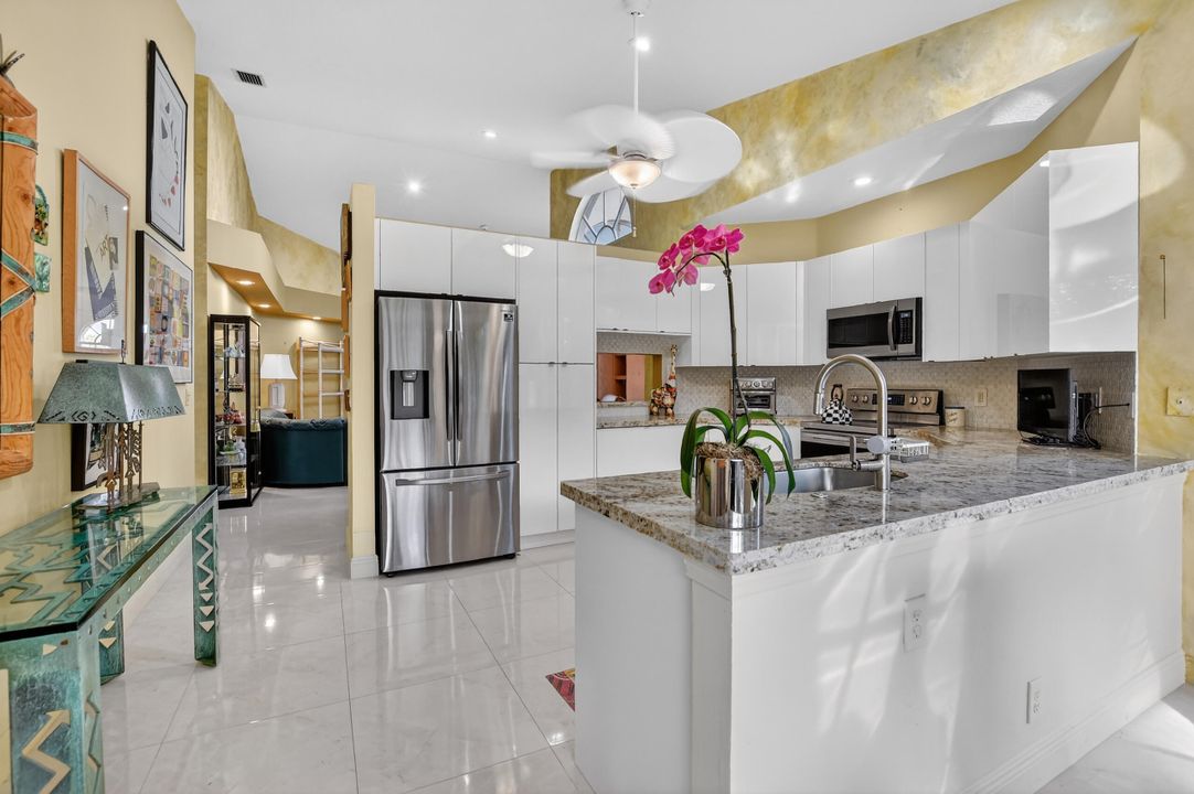 待售: $680,000 (2 贝兹, 2 浴室, 1977 平方英尺)