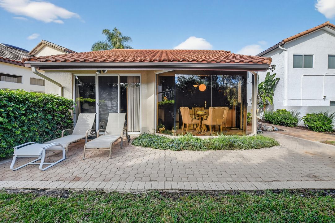 待售: $680,000 (2 贝兹, 2 浴室, 1977 平方英尺)