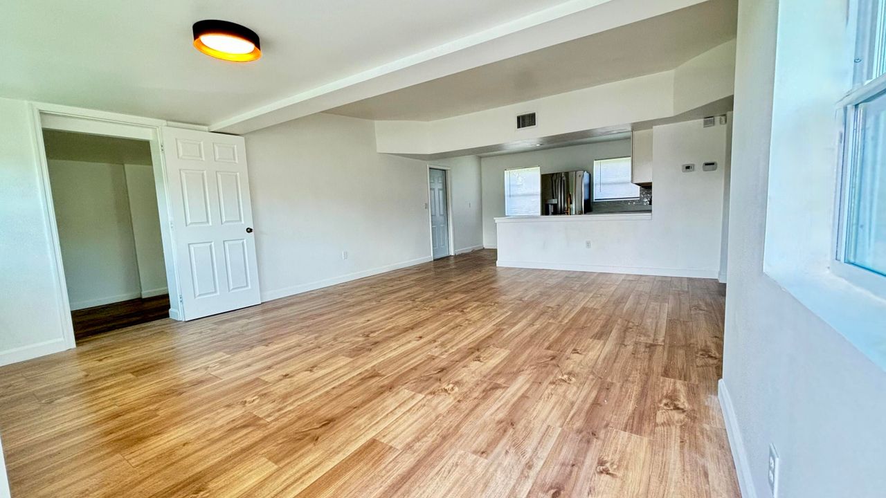 На продажу: $424,900 (4 спален, 2 ванн, 1082 Квадратных фут)