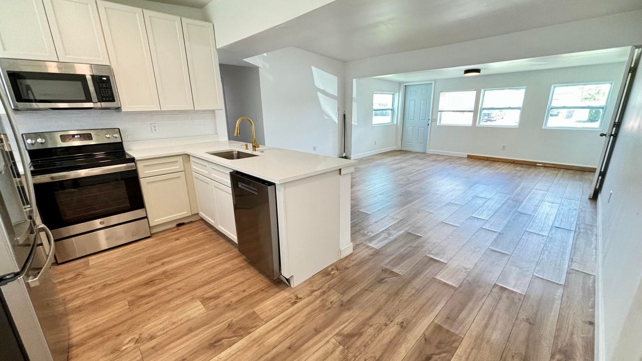 На продажу: $424,900 (4 спален, 2 ванн, 1082 Квадратных фут)