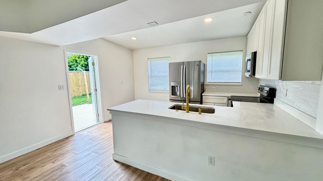 На продажу: $424,900 (4 спален, 2 ванн, 1082 Квадратных фут)