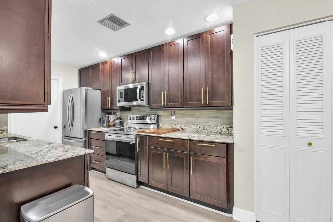 For Sale: $448,900 (2 beds, 2 baths, 1312 Square Feet)