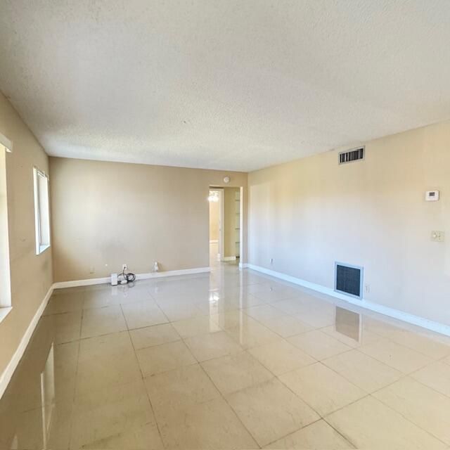 出租: $1,900 (2 贝兹, 2 浴室, 1115 平方英尺)