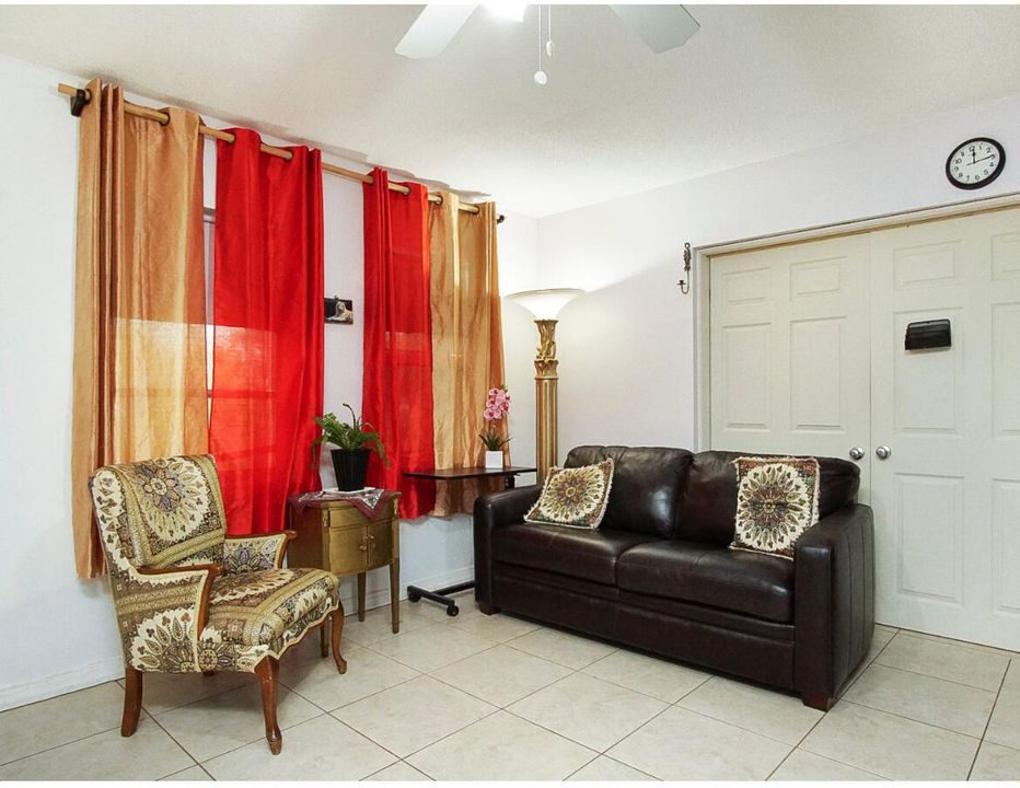 待售: $289,000 (2 贝兹, 1 浴室, 1055 平方英尺)