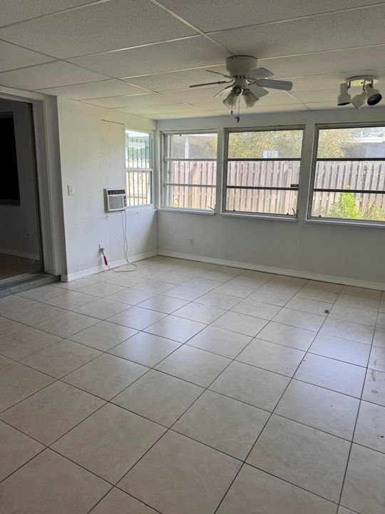 待售: $289,000 (2 贝兹, 1 浴室, 1055 平方英尺)