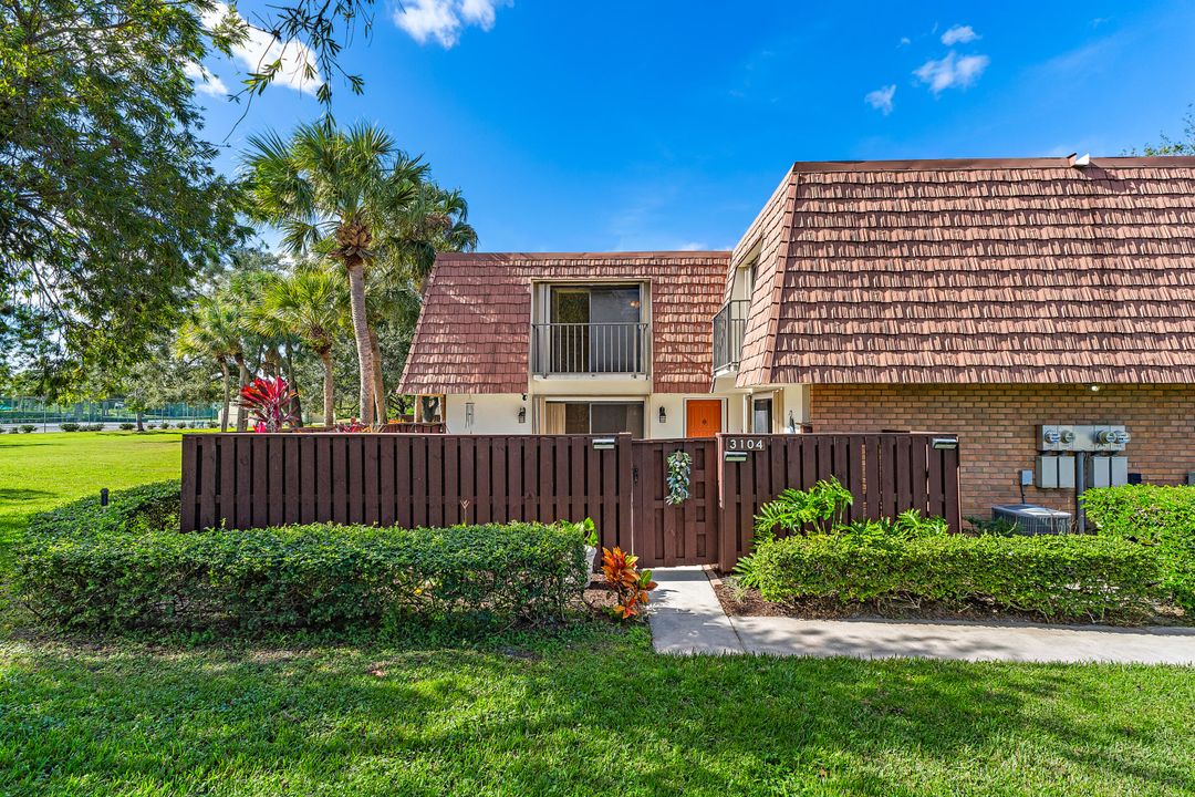 На продажу: $245,000 (2 спален, 2 ванн, 1236 Квадратных фут)