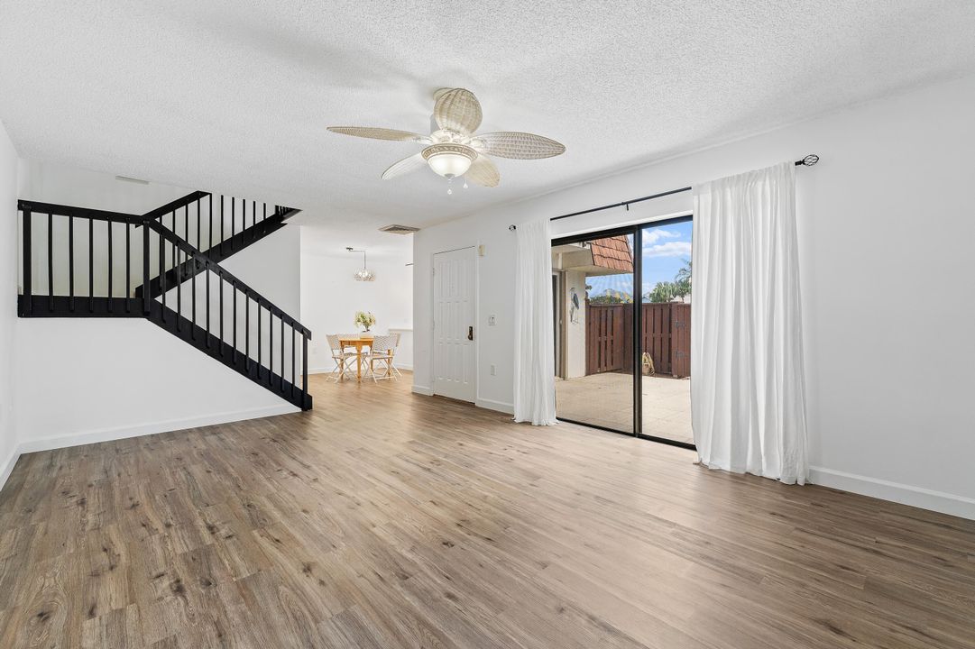 На продажу: $245,000 (2 спален, 2 ванн, 1236 Квадратных фут)