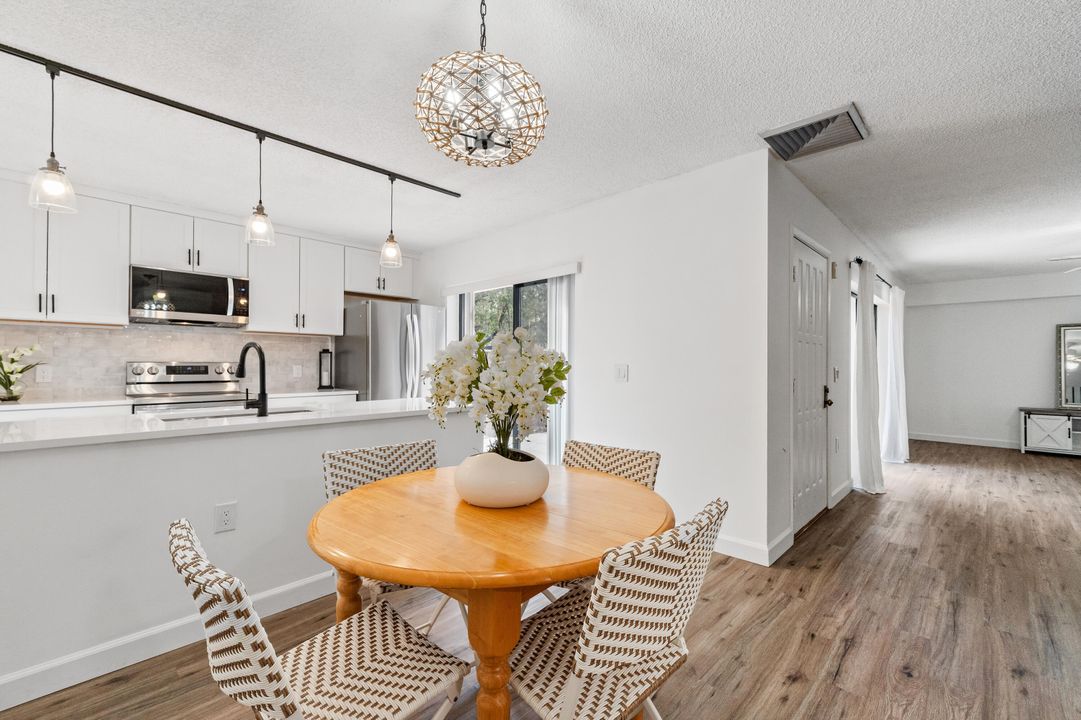 На продажу: $245,000 (2 спален, 2 ванн, 1236 Квадратных фут)