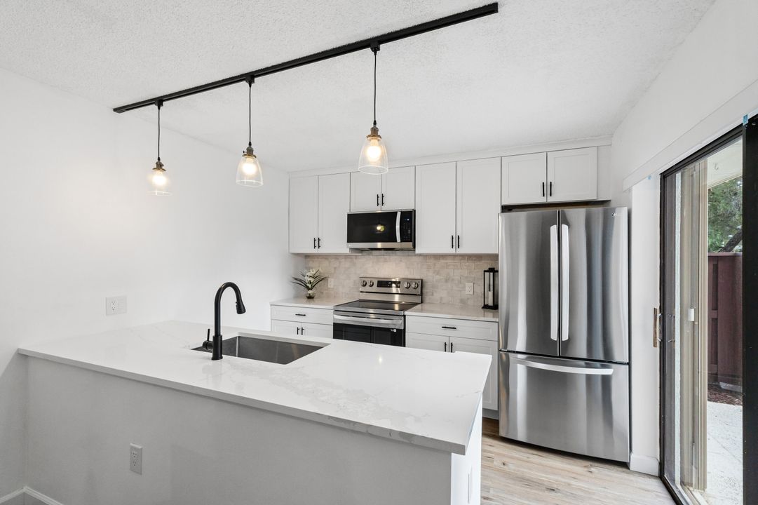 На продажу: $245,000 (2 спален, 2 ванн, 1236 Квадратных фут)