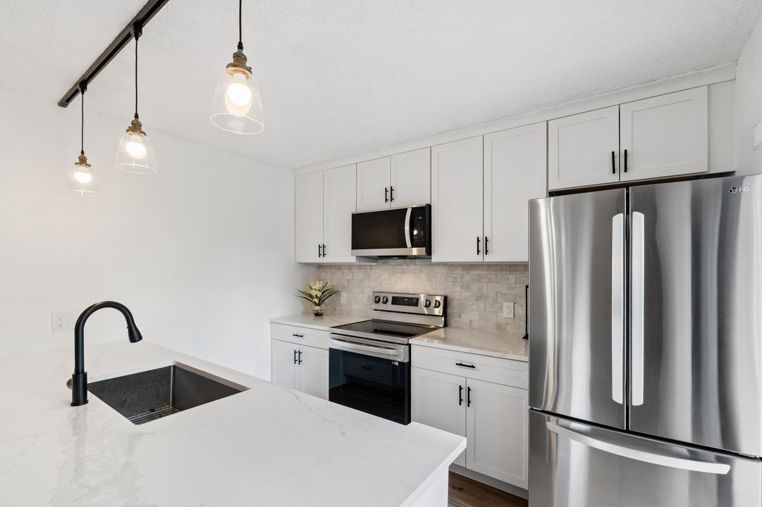 На продажу: $245,000 (2 спален, 2 ванн, 1236 Квадратных фут)