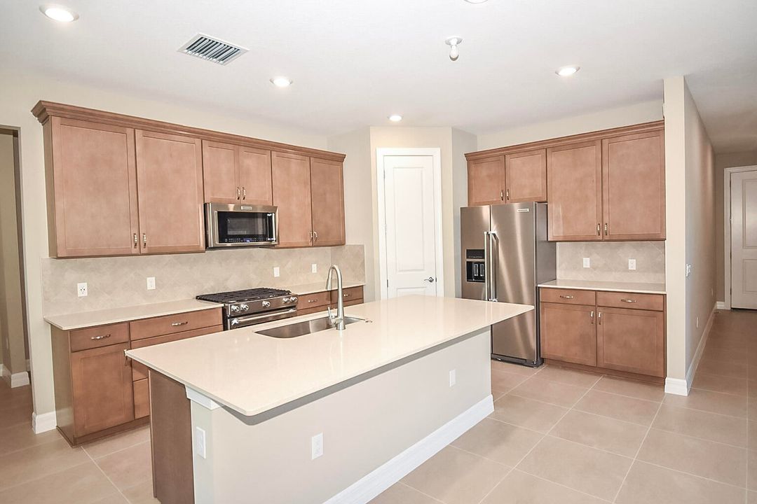 For Rent: $3,900 (4 beds, 2 baths, 2577 Square Feet)