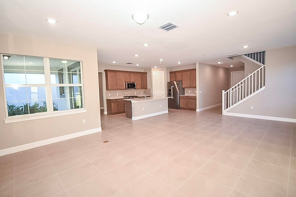 For Rent: $3,900 (4 beds, 2 baths, 2577 Square Feet)