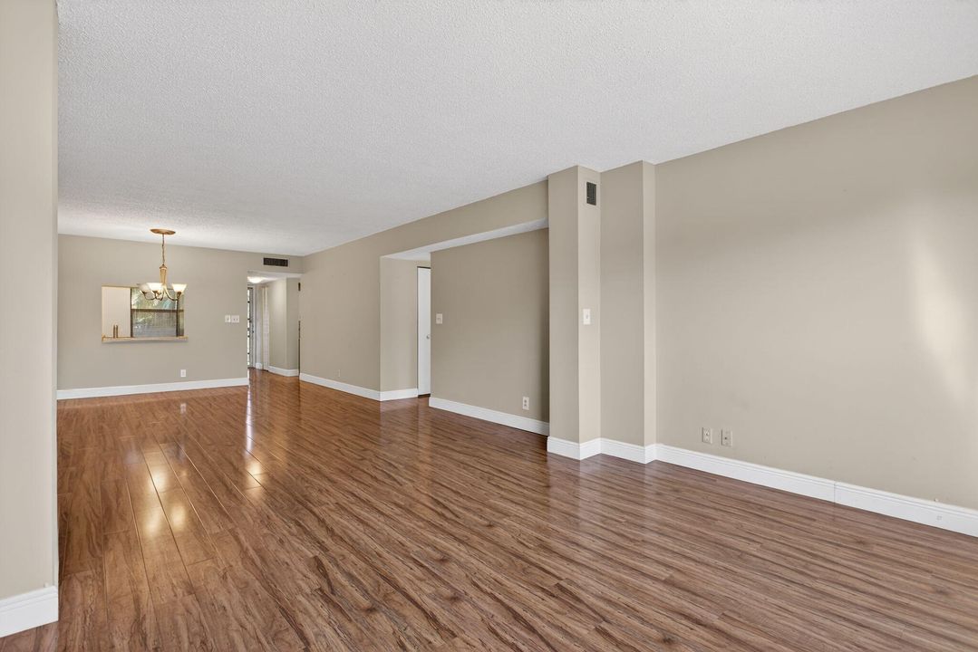 For Sale: $208,000 (2 beds, 2 baths, 1140 Square Feet)