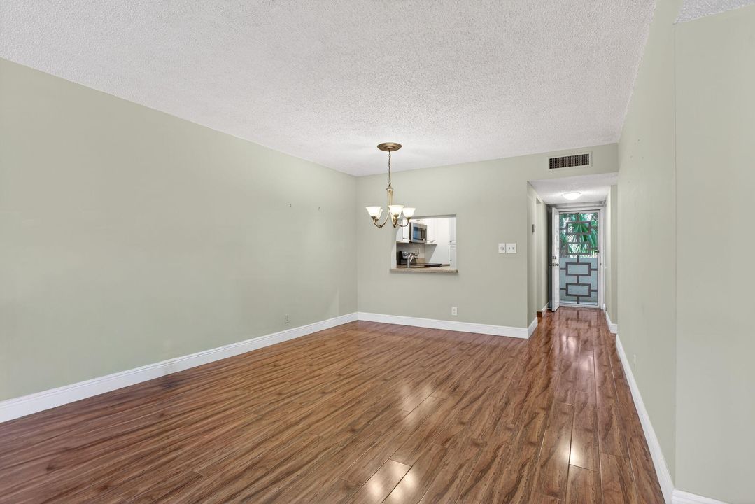 For Sale: $208,000 (2 beds, 2 baths, 1140 Square Feet)