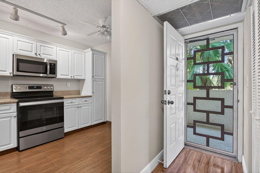 For Sale: $208,000 (2 beds, 2 baths, 1140 Square Feet)