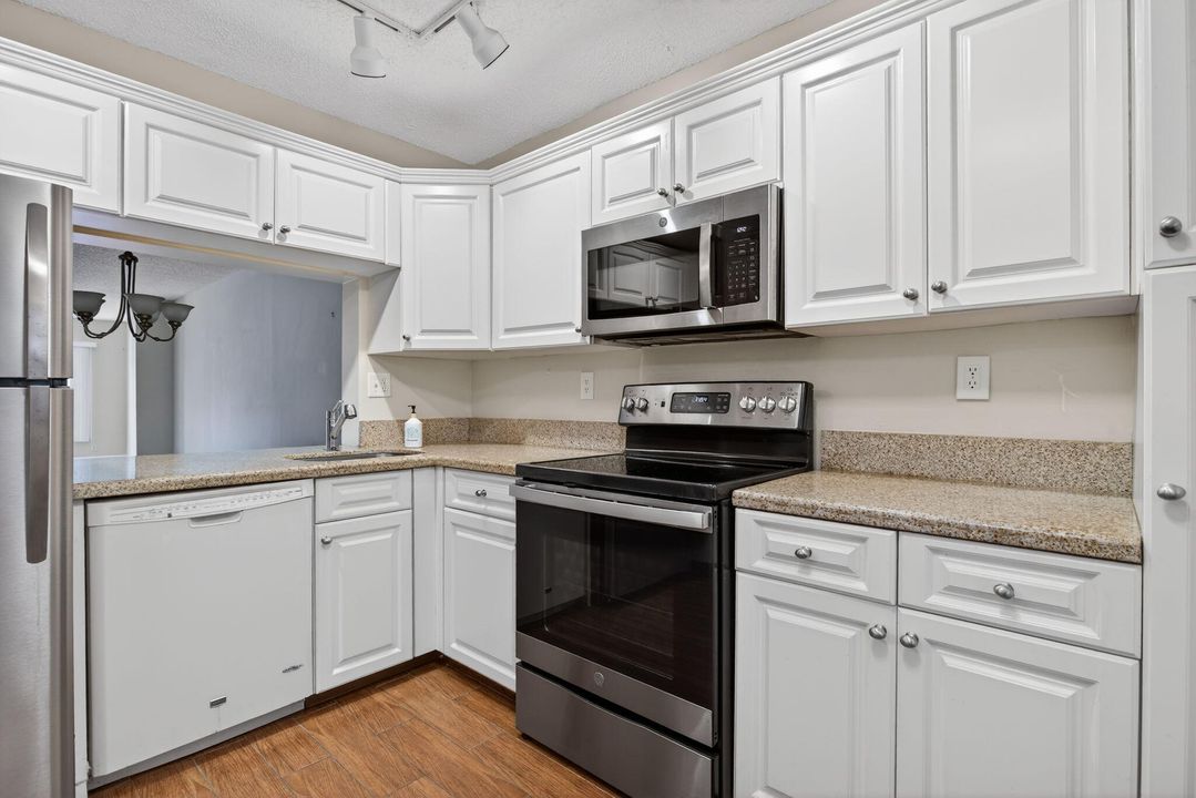 For Sale: $208,000 (2 beds, 2 baths, 1140 Square Feet)