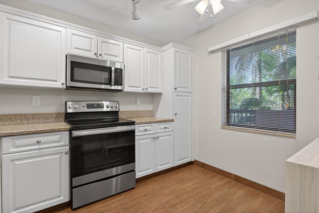 For Sale: $208,000 (2 beds, 2 baths, 1140 Square Feet)