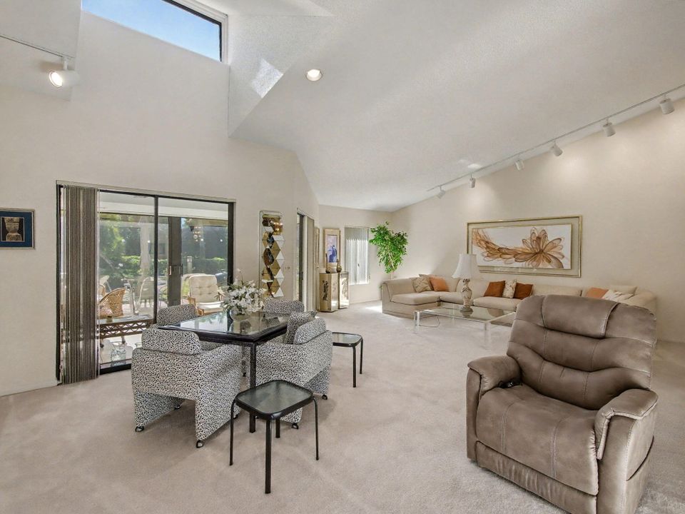 For Sale: $269,000 (2 beds, 2 baths, 2036 Square Feet)