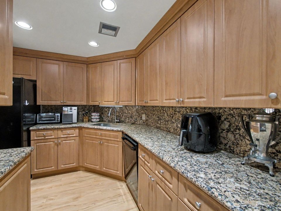 For Sale: $269,000 (2 beds, 2 baths, 2036 Square Feet)