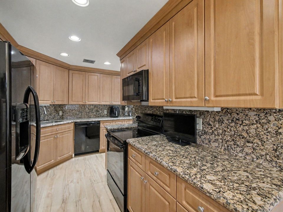 For Sale: $269,000 (2 beds, 2 baths, 2036 Square Feet)