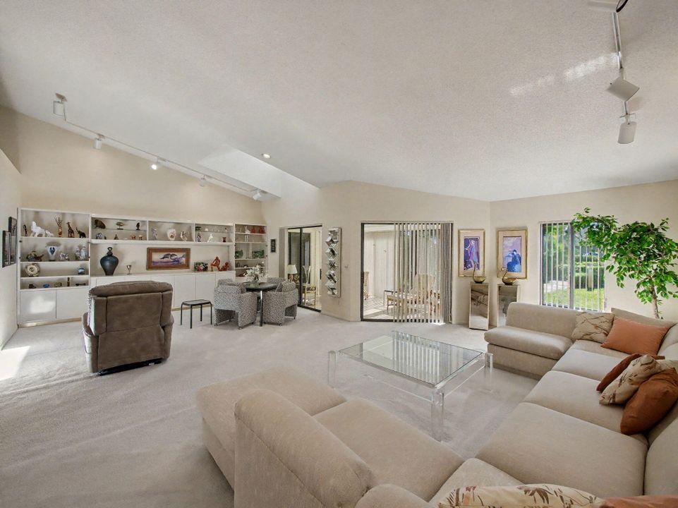 For Sale: $269,000 (2 beds, 2 baths, 2036 Square Feet)