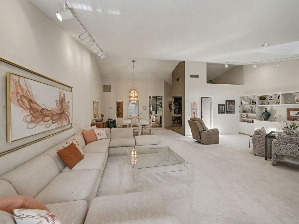 For Sale: $269,000 (2 beds, 2 baths, 2036 Square Feet)