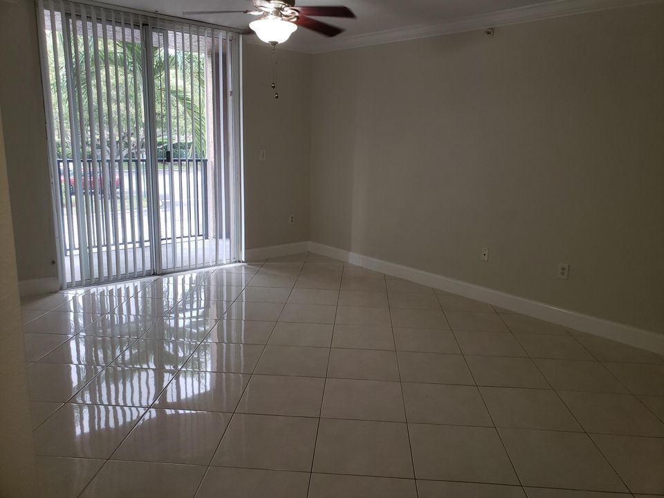 出租: $2,400 (2 贝兹, 2 浴室, 1079 平方英尺)