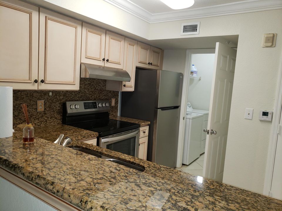 出租: $2,400 (2 贝兹, 2 浴室, 1079 平方英尺)