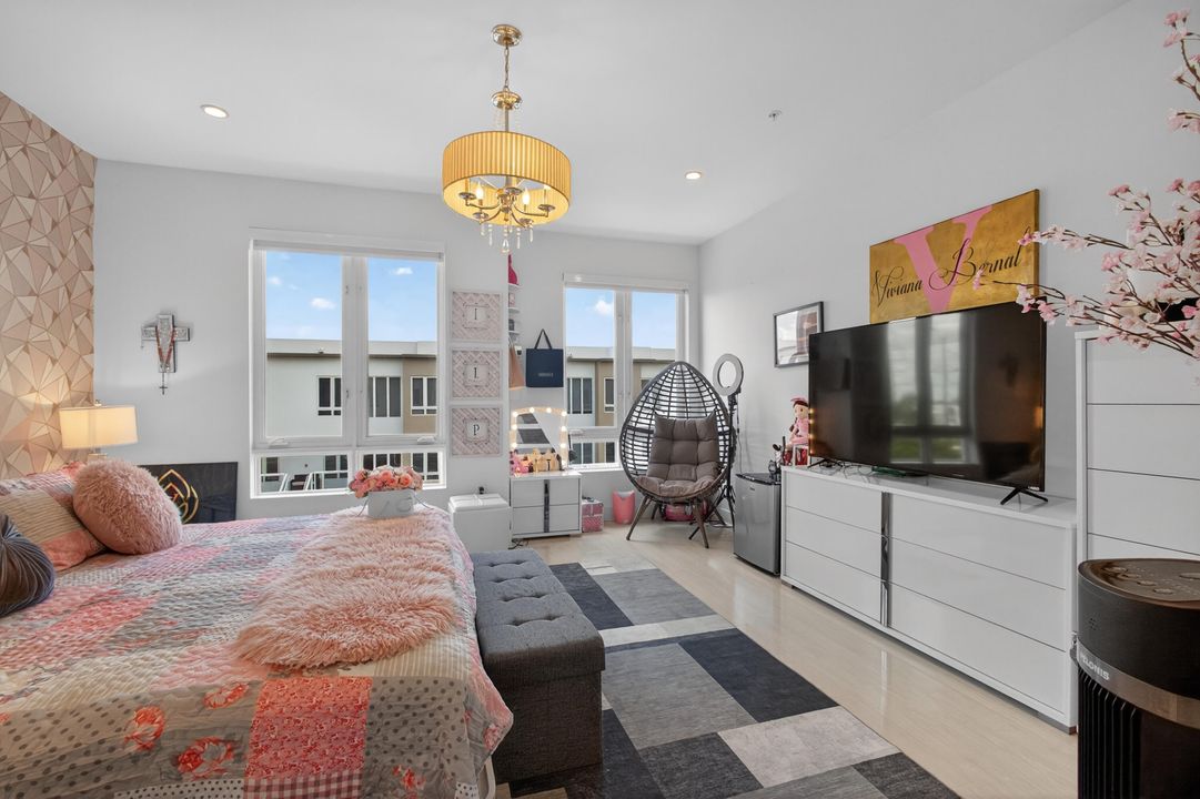 For Rent: $3,600 (3 beds, 3 baths, 1821 Square Feet)