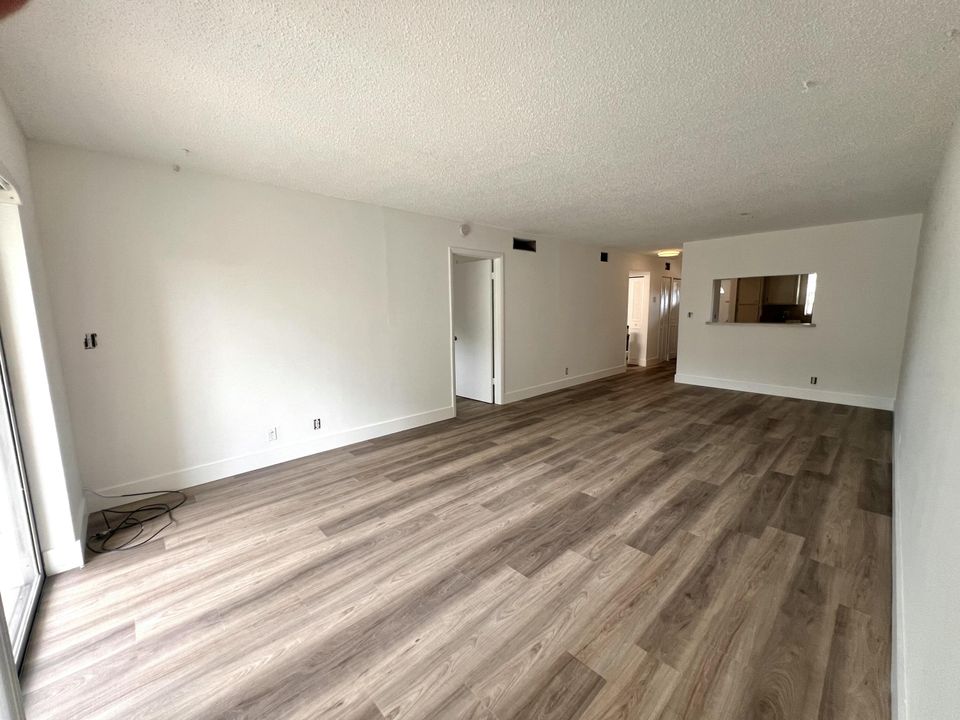 出租: $2,100 (2 贝兹, 2 浴室, 960 平方英尺)