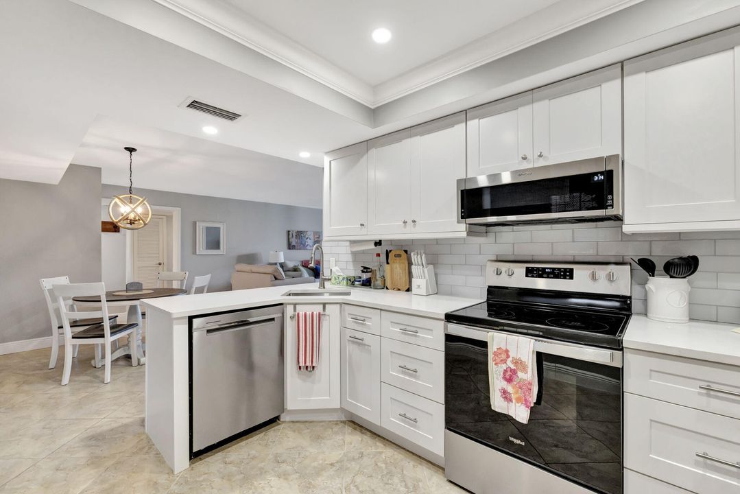 For Sale: $319,000 (2 beds, 2 baths, 1184 Square Feet)