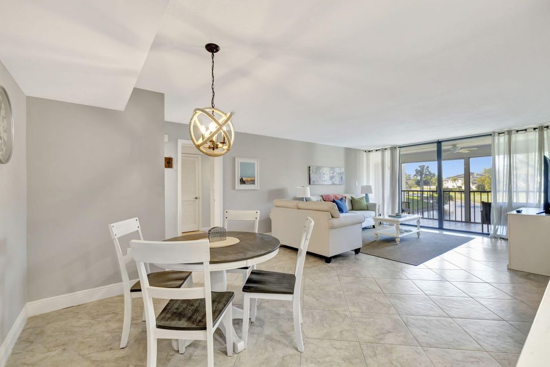 For Sale: $319,000 (2 beds, 2 baths, 1184 Square Feet)