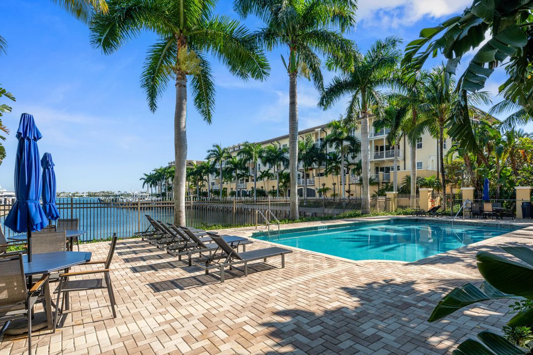 На продажу: $2,950,000 (3 спален, 2 ванн, 3067 Квадратных фут)