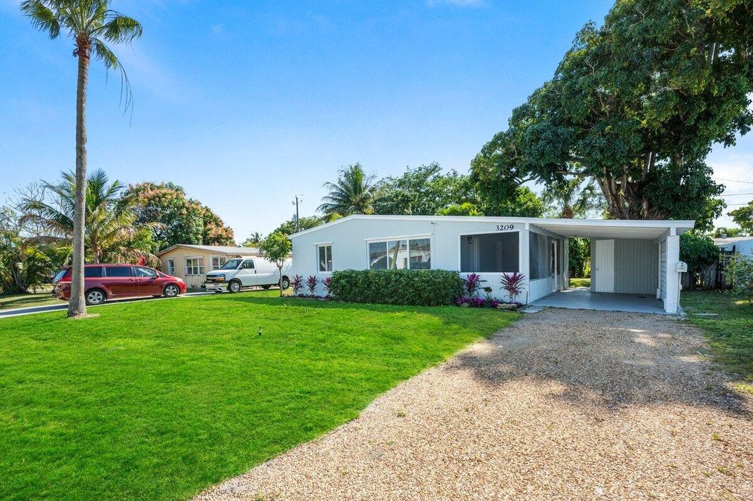 For Sale: $379,900 (2 beds, 1 baths, 702 Square Feet)