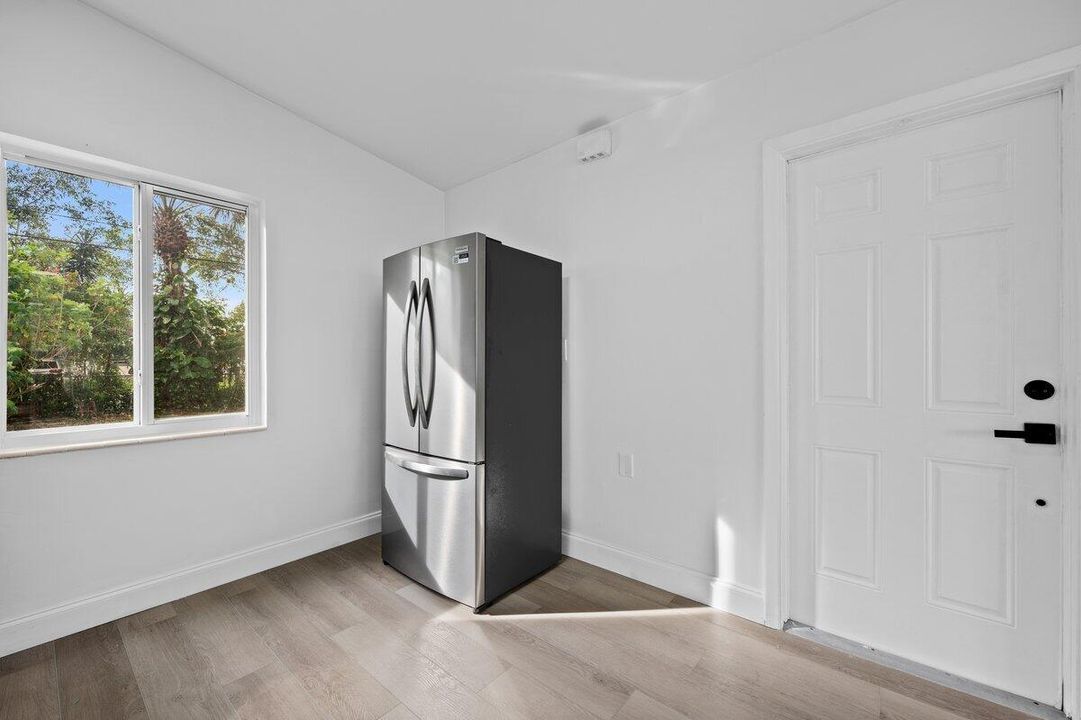 For Sale: $379,900 (2 beds, 1 baths, 702 Square Feet)