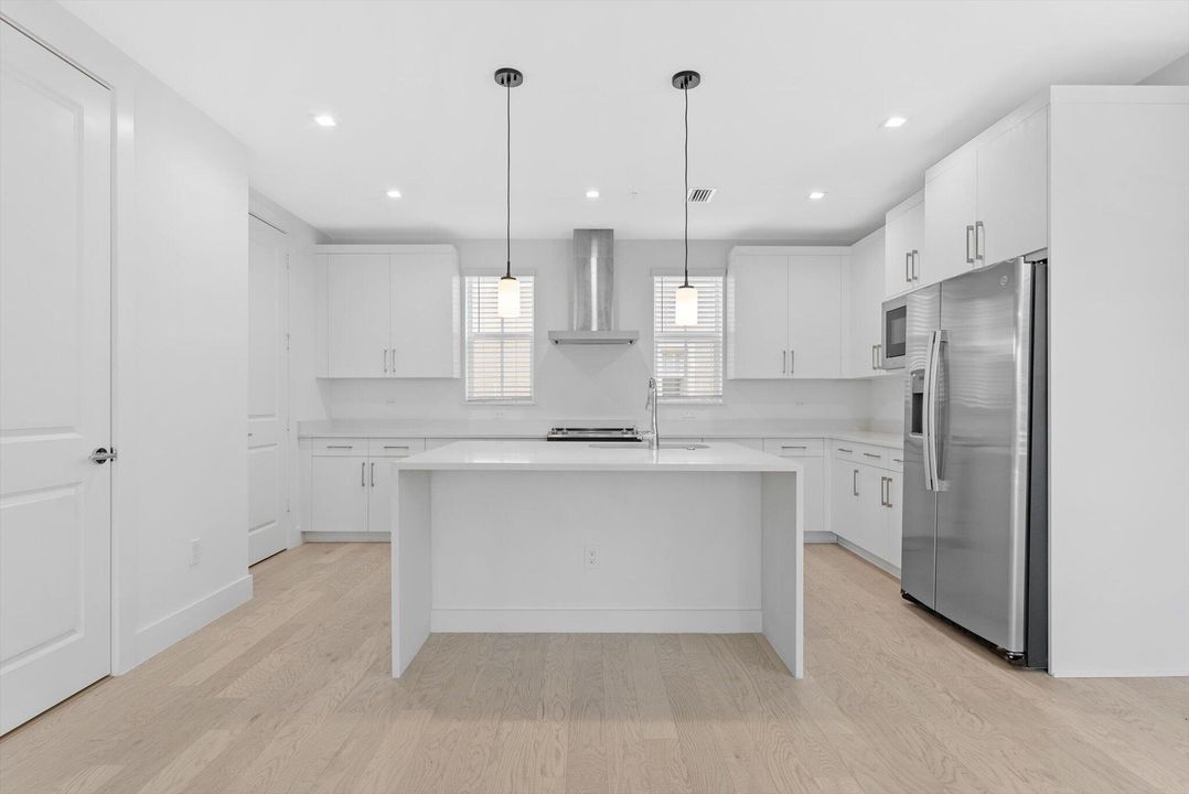 For Rent: $6,250 (3 beds, 3 baths, 1935 Square Feet)