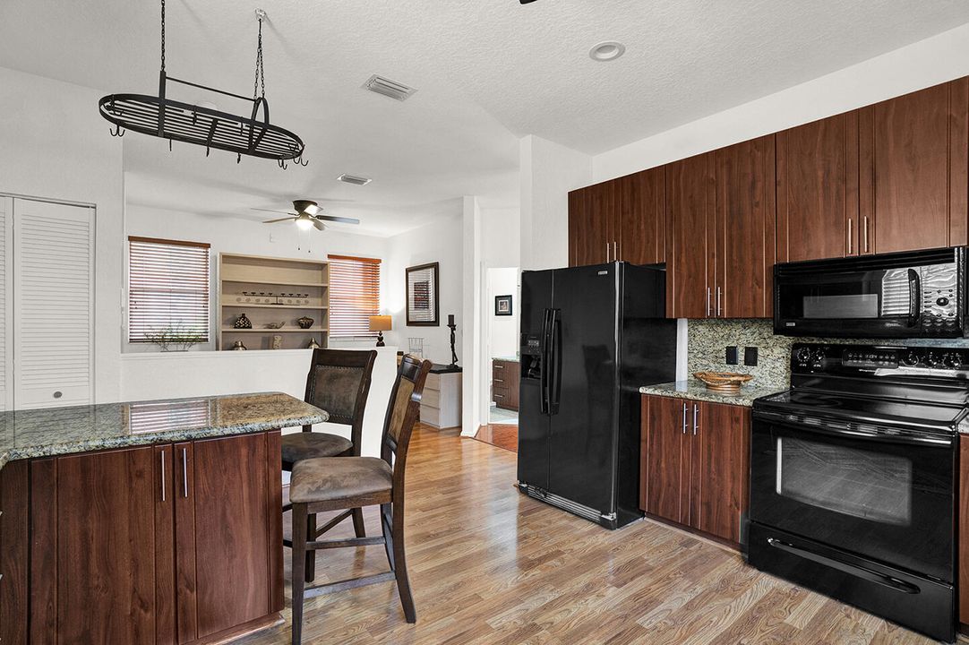 待售: $605,000 (2 贝兹, 2 浴室, 1566 平方英尺)