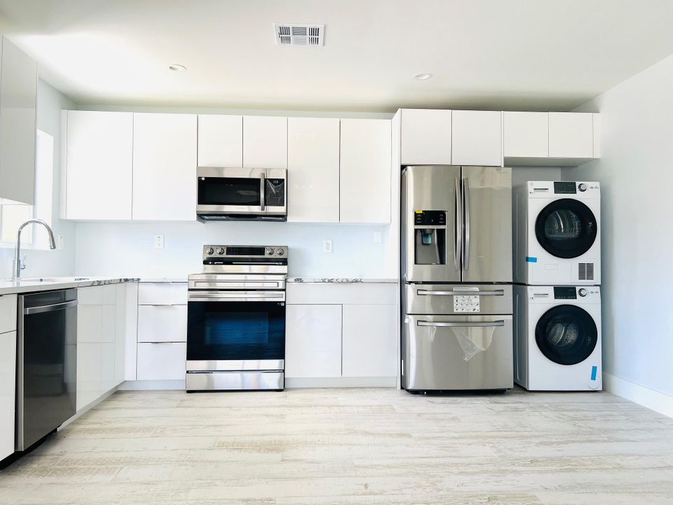 For Rent: $2,700 (2 beds, 1 baths, 733 Square Feet)