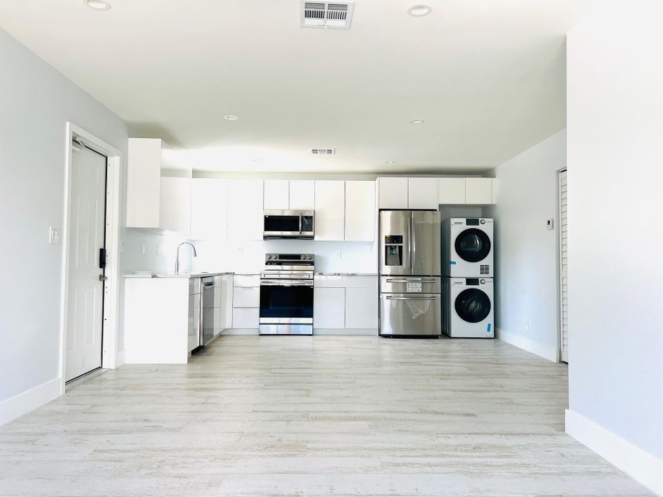 For Rent: $2,700 (2 beds, 1 baths, 733 Square Feet)