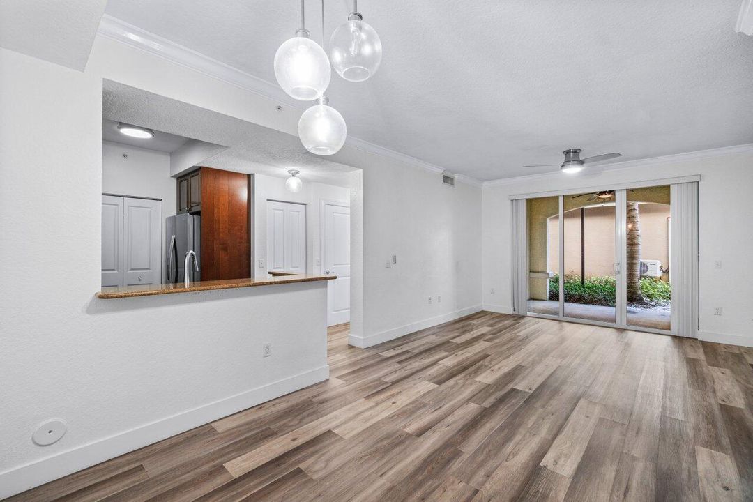 待售: $274,900 (2 贝兹, 2 浴室, 1048 平方英尺)