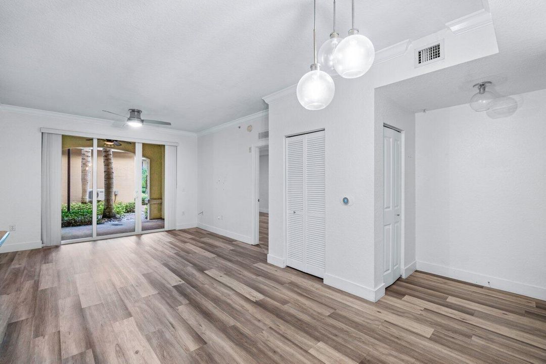 待售: $274,900 (2 贝兹, 2 浴室, 1048 平方英尺)