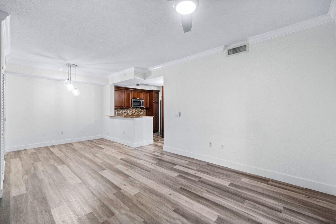 待售: $274,900 (2 贝兹, 2 浴室, 1048 平方英尺)