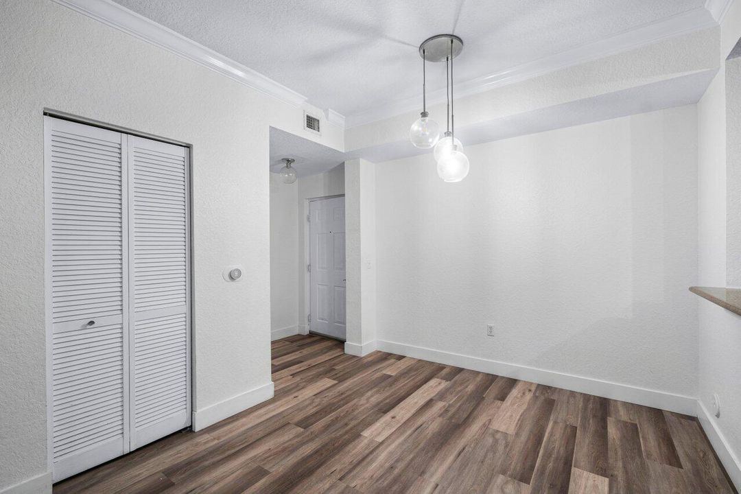 待售: $274,900 (2 贝兹, 2 浴室, 1048 平方英尺)