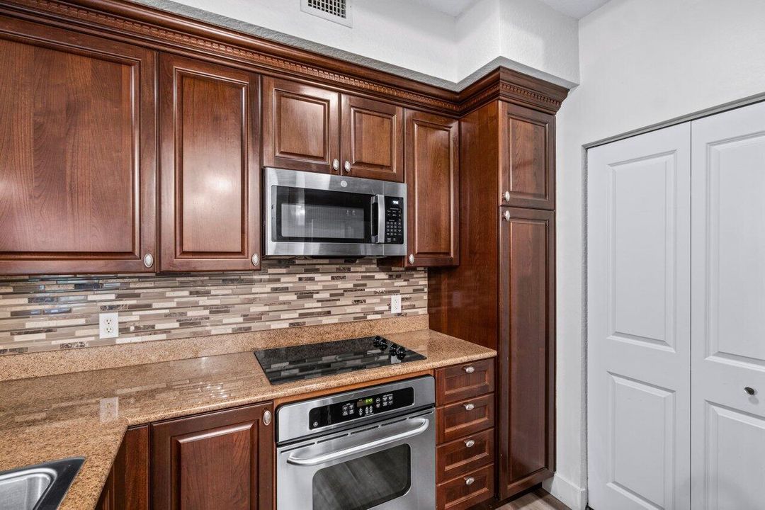 待售: $274,900 (2 贝兹, 2 浴室, 1048 平方英尺)